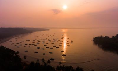 沙滩的秘密和日落 | 可可海滩上的渔船，果阿邦，印度 (© Abhinav Sah/Shutterstock)