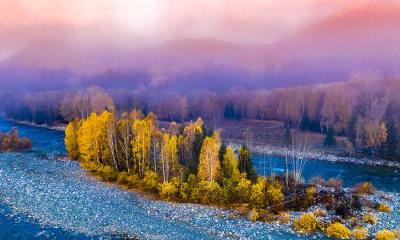 绝美的秋日风景 | 禾木村的风景，新疆，中国 (© snvv18870020330/Shutterstock)